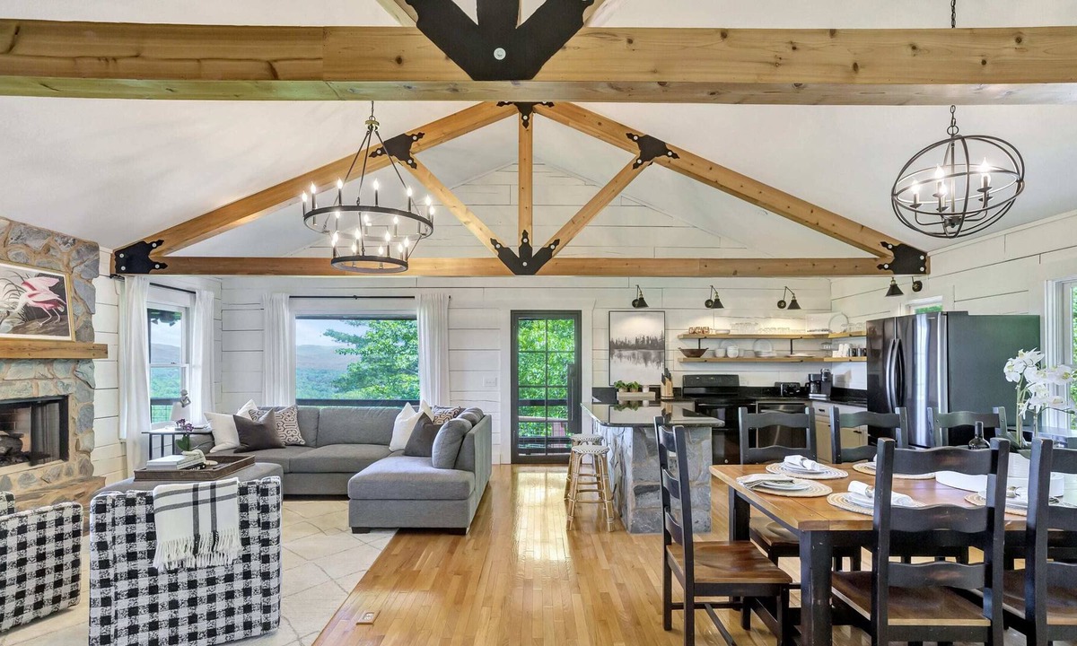 Salem House | Overlooking Lake Keowee Bay View