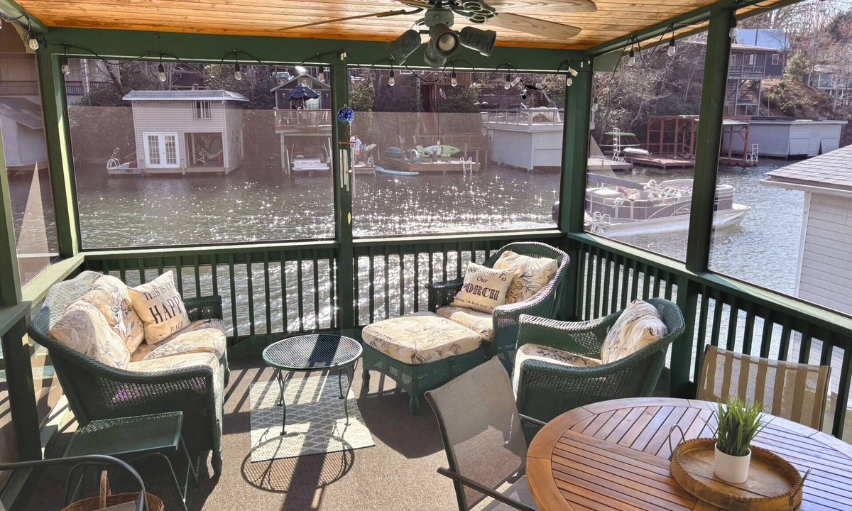 Lynn Cottage | "Overshore Cottage": Lakefront - 1,100 ft² - Private Dock - Pet Friendly!