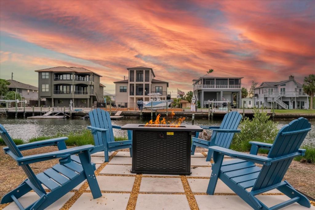 Spring Hill House | Oyster House Waterfront 3b2b Kayaks BBQ Games