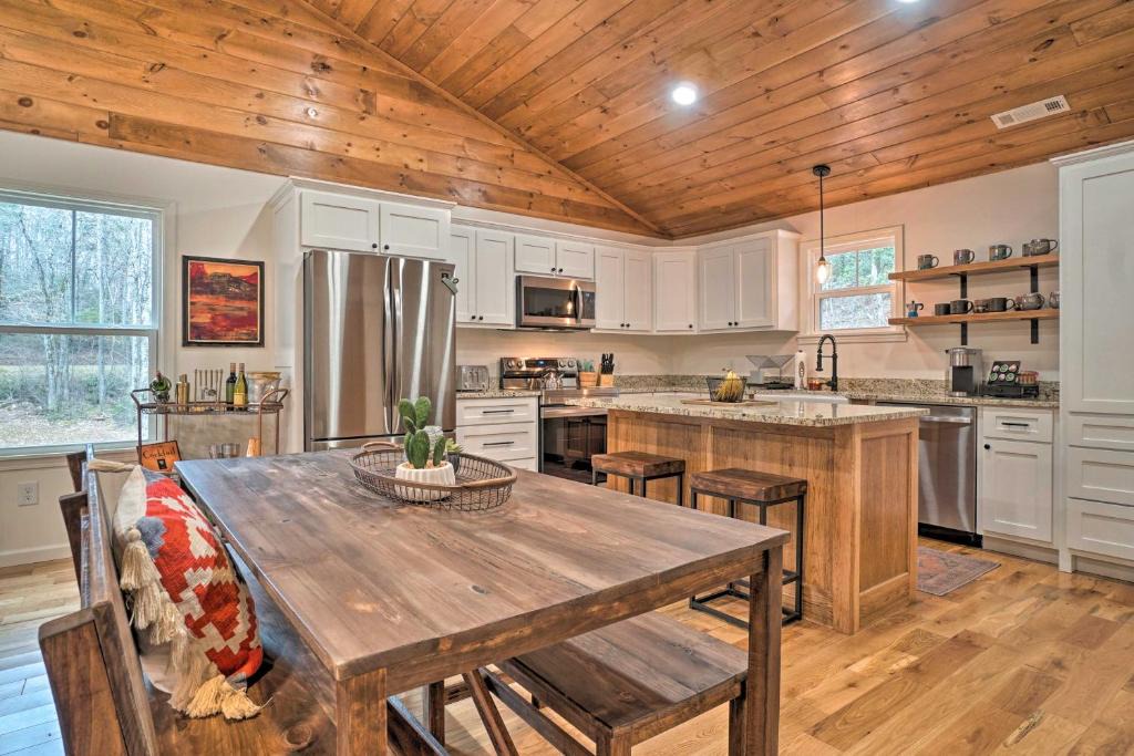 Tiger House | ‘Painted Skies’ Upscale Getaway By Lake Burton!
