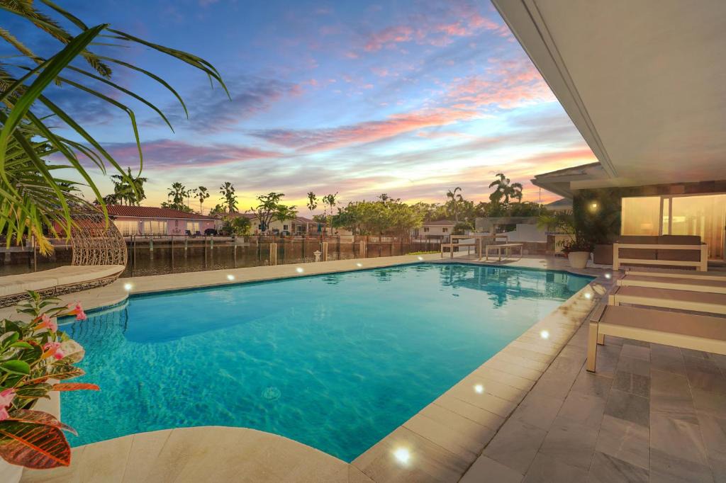 Survey Creek House | Palisades by JadoreLuxe l Oasis Pool and Waterview