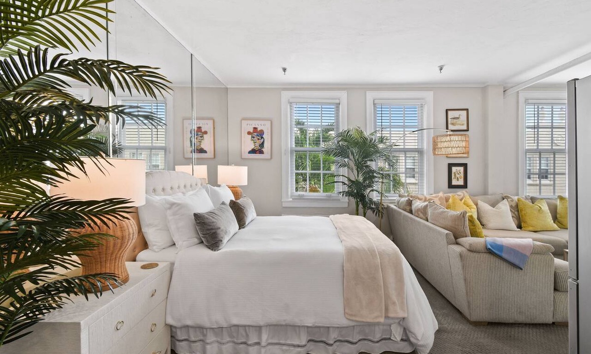 Palm Beach Condo | Palm BeachCondo Queen Studio Suite w2 queen bedsPoolSteps toBeachDining