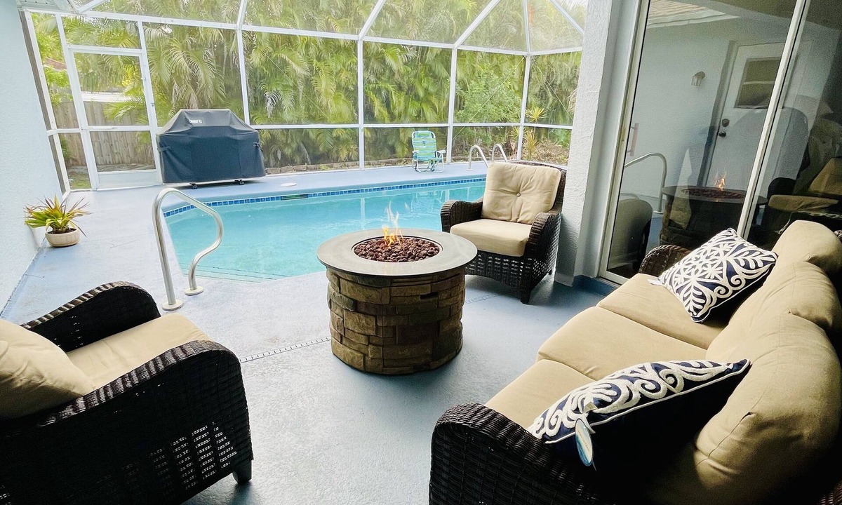 San Carlos Park House | 🌴Palm Breezes Vacation- pool, close to beaches, shopping, restaurants dogs ok!