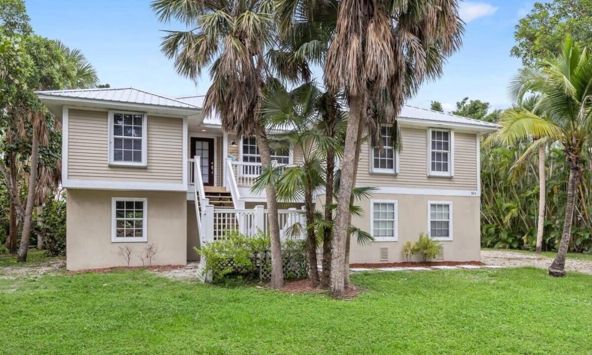 Sanibel House | Palm Paradise- Charming Island Bungalow in Downtown Sanibel