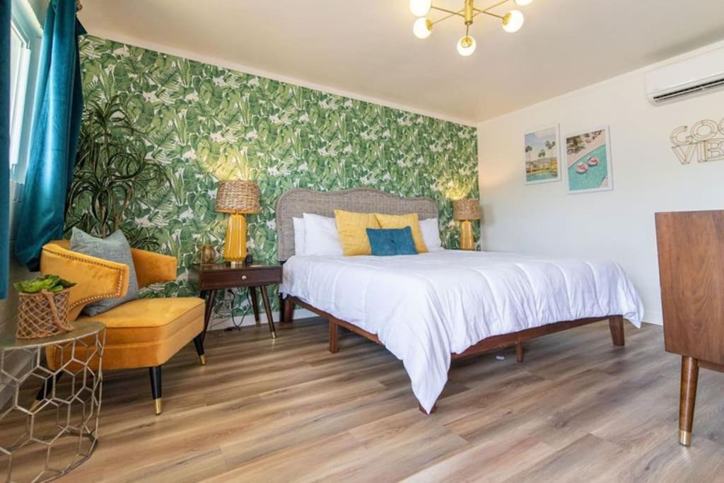 Trenton Hotel | Palm Springs Room At The Groovy Nomad Motel