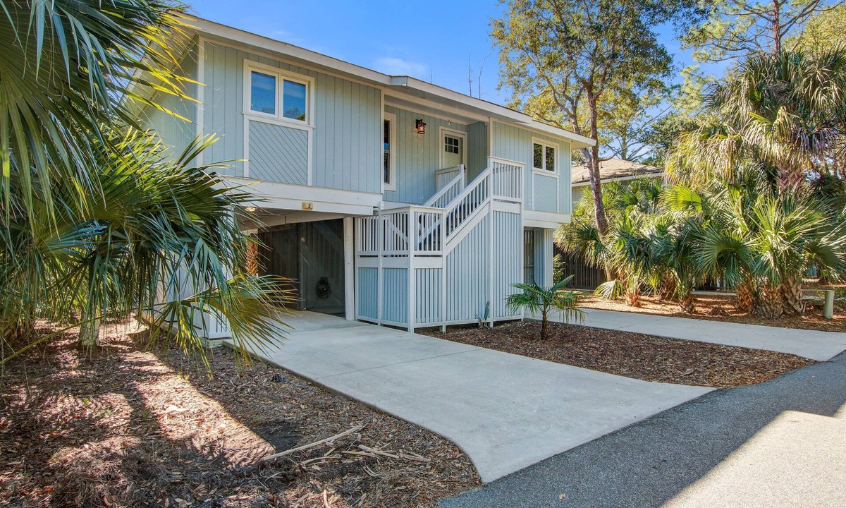 Twin Oaks House | Palm-surrounded abode with screened-in balcony, chef's kitchen, smart TVs, & W/D