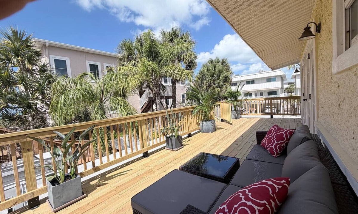 Indian Rocks Beach Cottage | `Palms` Gulf-View Historic Beachside Cottage 2/1