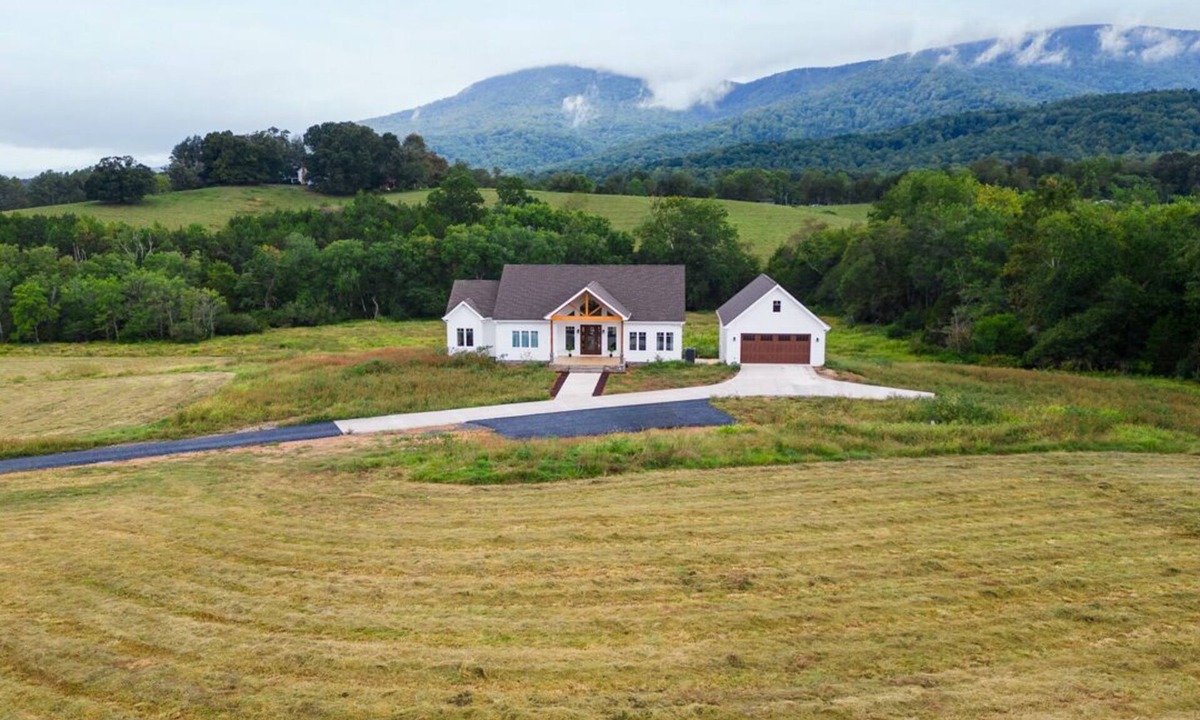 Afton House | Panoramic Views by Vineyards 4000 sf new home on 40 acs