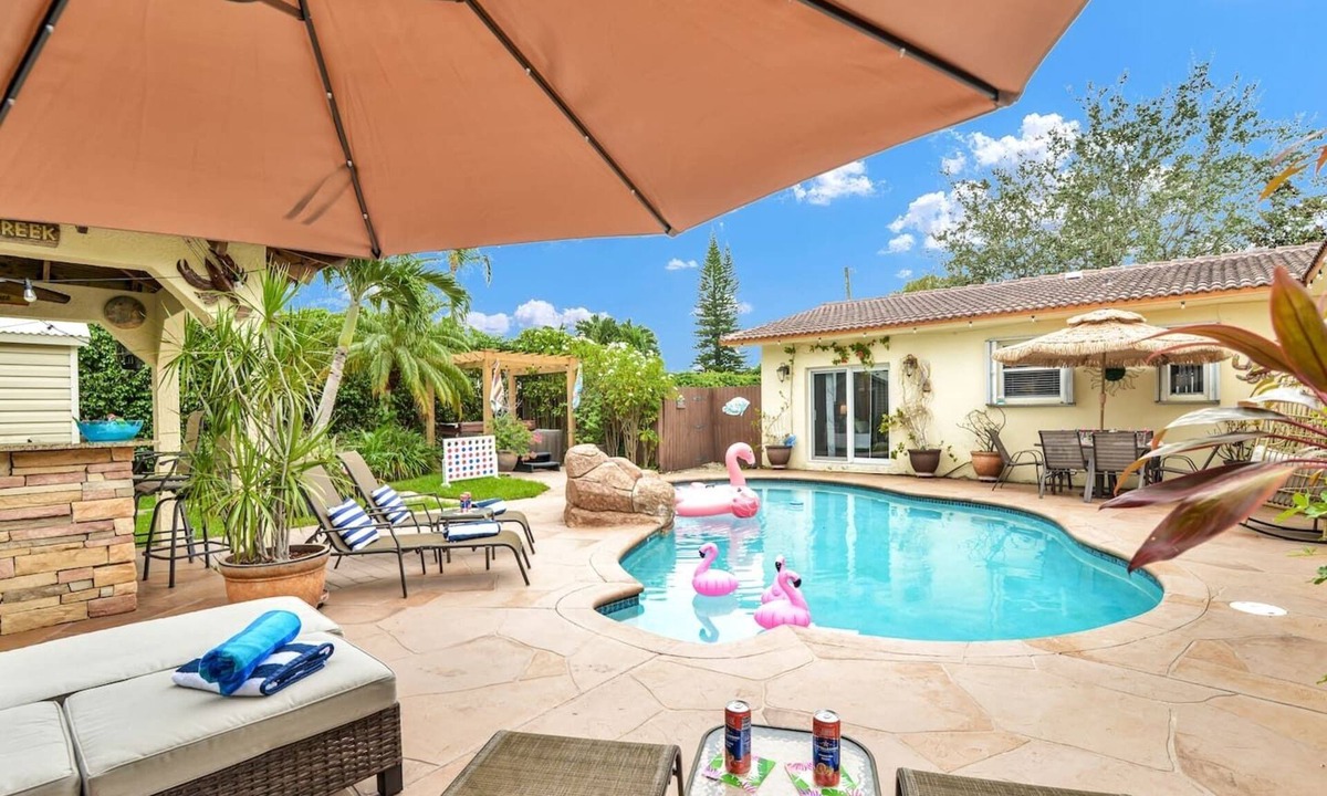 Deerfield Beach House | Paradise Cove - 1 mile to beach - Heated Pool - Attached in-law suite