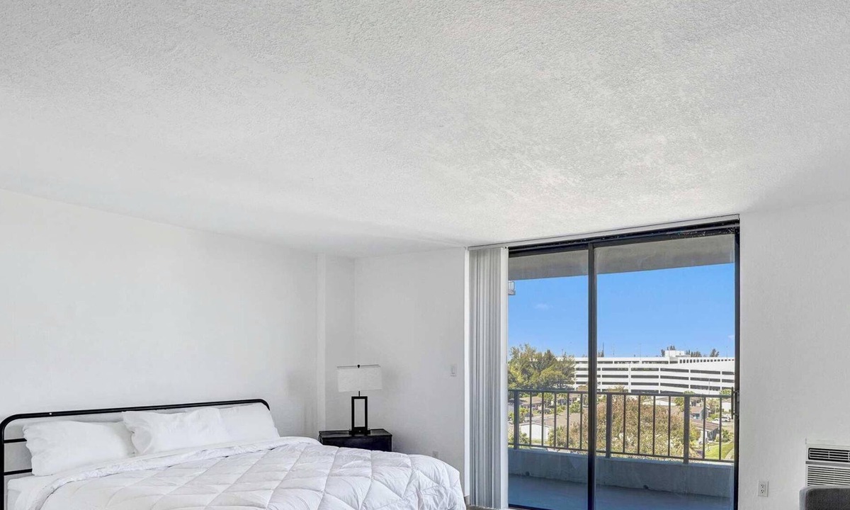 Golden Glades Apartment | Park Towers King Studio Near Hard Rock Stadium