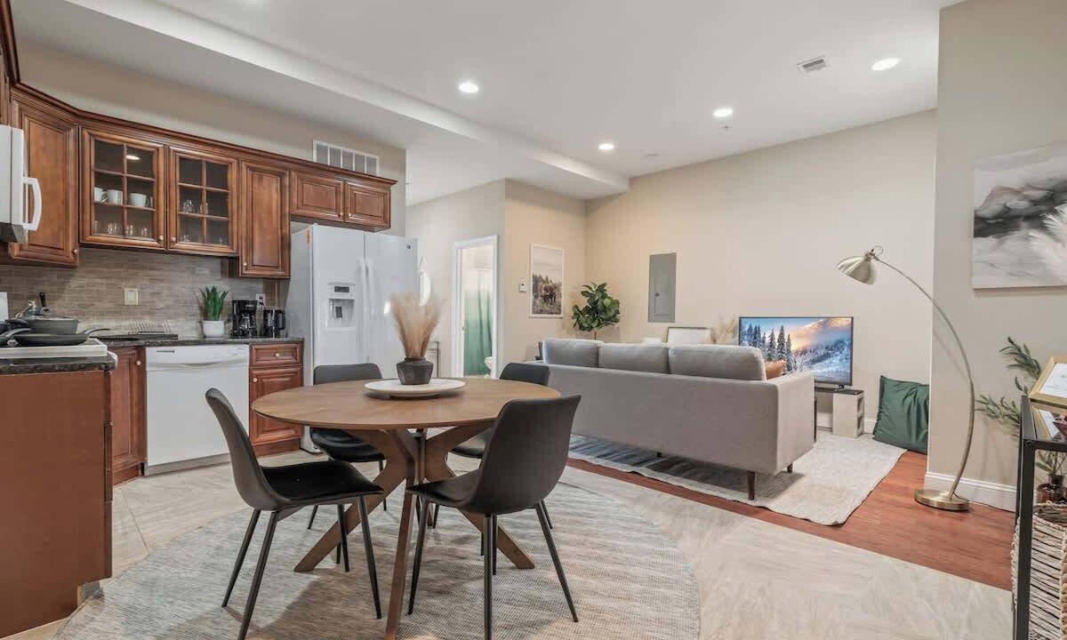 Chinatown Apartment | Parking | 1000 Sq Ft | King Beds | 15' Ceilings