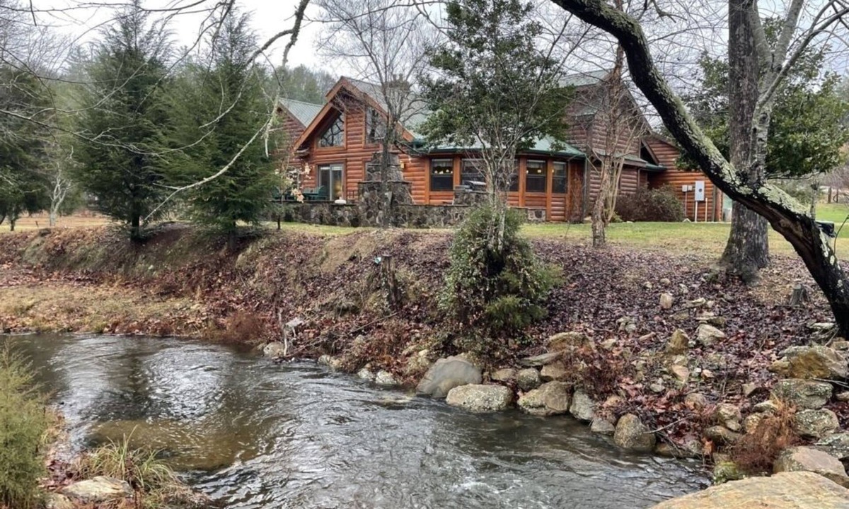 Tellico Plains Cabin | Parkland, Deluxe Log Cabin, a Hot Tub and a Lake!