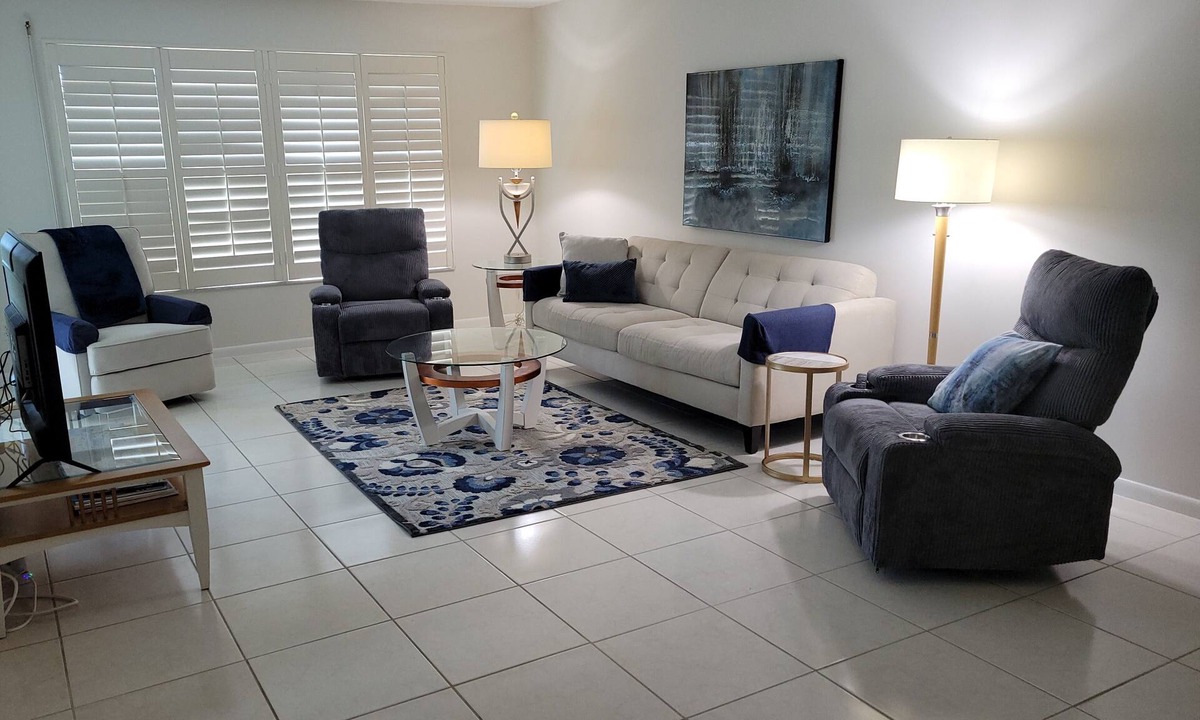 Park Shore Condo | Parkshore Beach Access 3 BR in Beautiful Naples FL