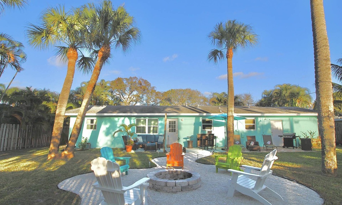 Stuart House | Parrothead Tiki - Great location with firepit, private yard and outdoor shower