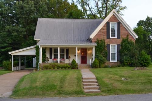 Greenfield House | Patio Oasis! Charming 'Ivy Cottage' in Tennessee