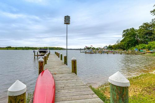 Earlville House | Patio & Water Views: Serene Bohemia River Escape!