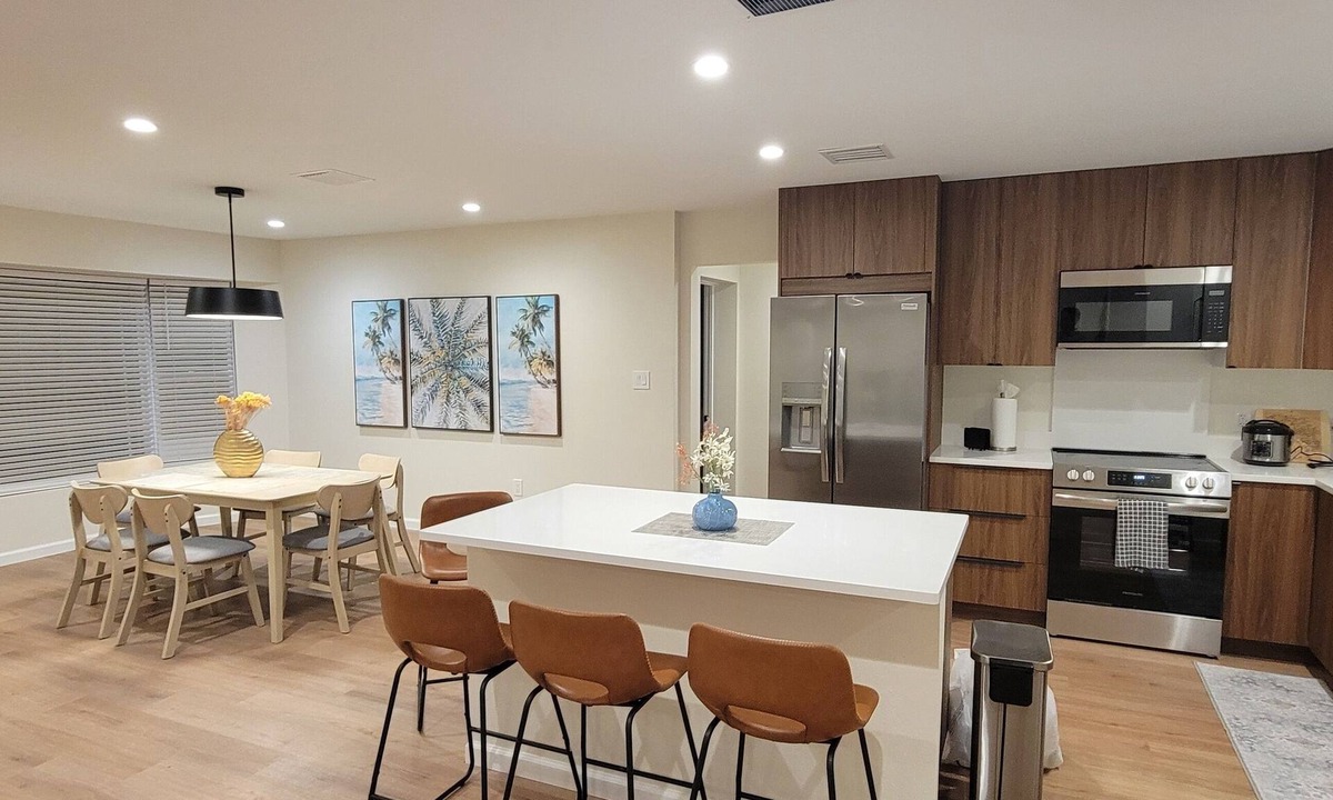 Gulf Gate Estates House | Peaceful 3-bedroom 2.5 bath house with AC in Sarasota 6 minutes to Siesta Key