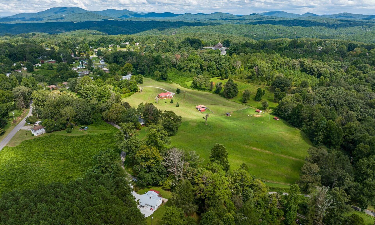Blue Ridge Cottage | Peaceful Cottage 10 minutes from Mercier Orchards
