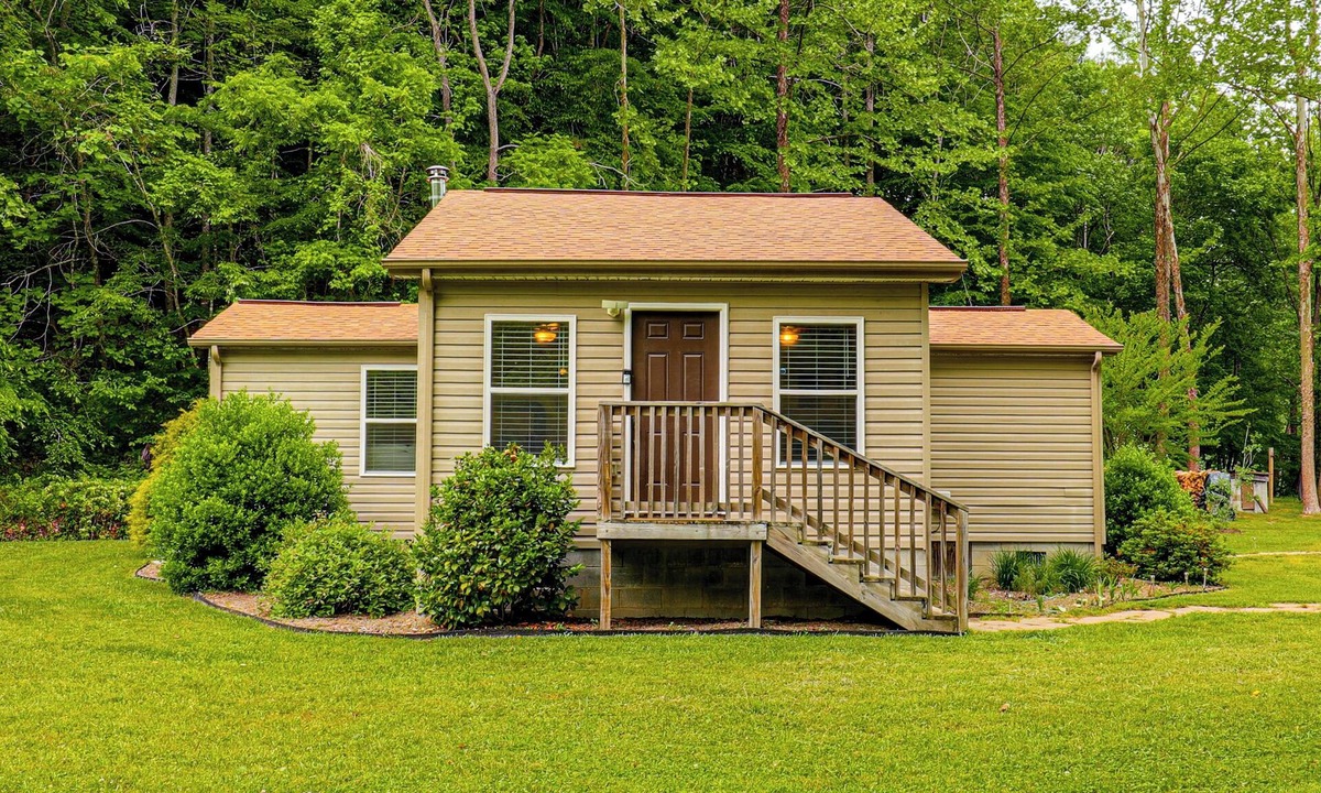 Lenoir Cabin | Peaceful + Cozy Cottage on Over 7 Acres w/Creek