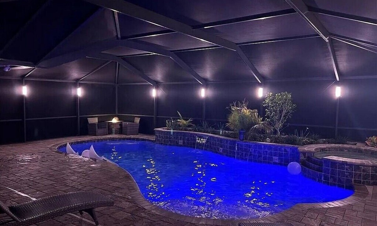 Parkdale House | Peaceful Getaway 3-bedroom with chef's kitchen, heated pool and hot tub