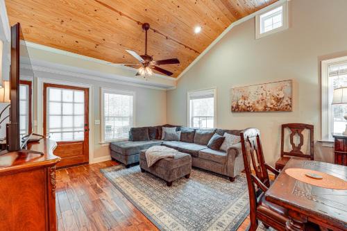Rome House | Peaceful Home w/Porch & Yard, 5 Mi to Rome!