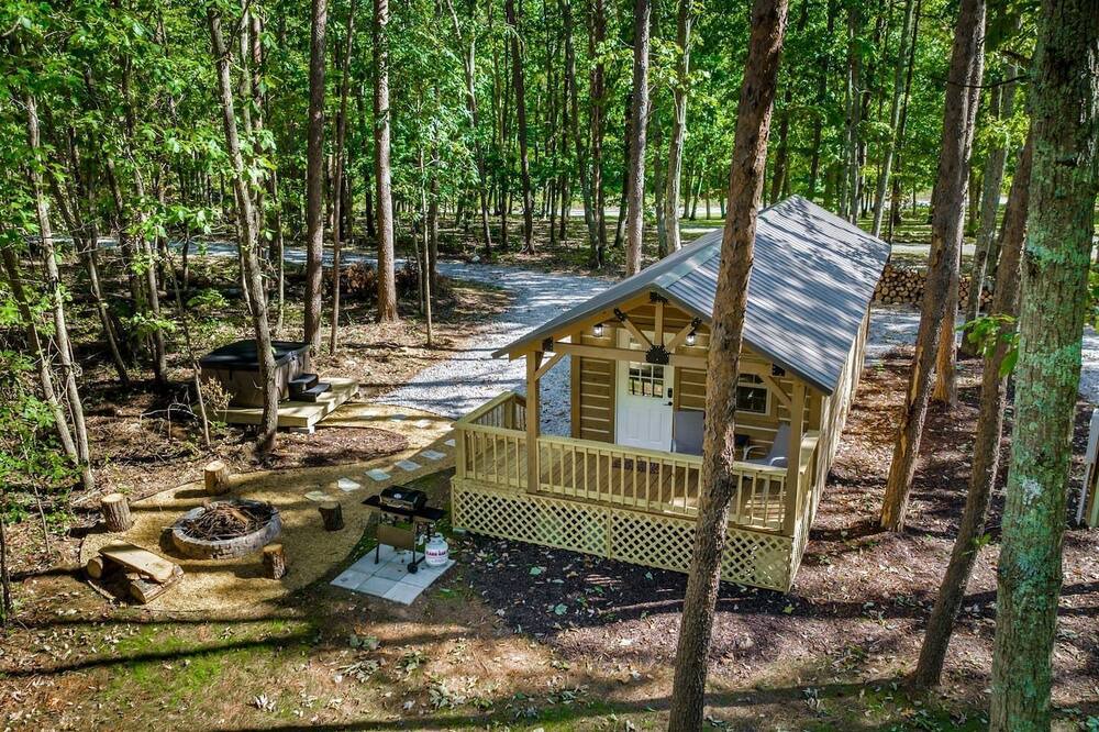 Mentone Cabin | Peaceful Log Cabin Getaway with Hot Tub and Fire Pit in Mentone, Alabama