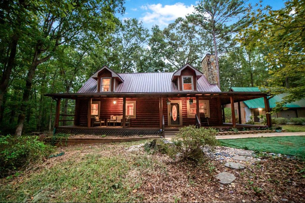 McDonough House | Peaceful Luxurious Cabin with Barrel Sauna, Hot Tub, and Fire Pit for an Amazing Relaxing Getaway in Nature in McDonough, Georgia