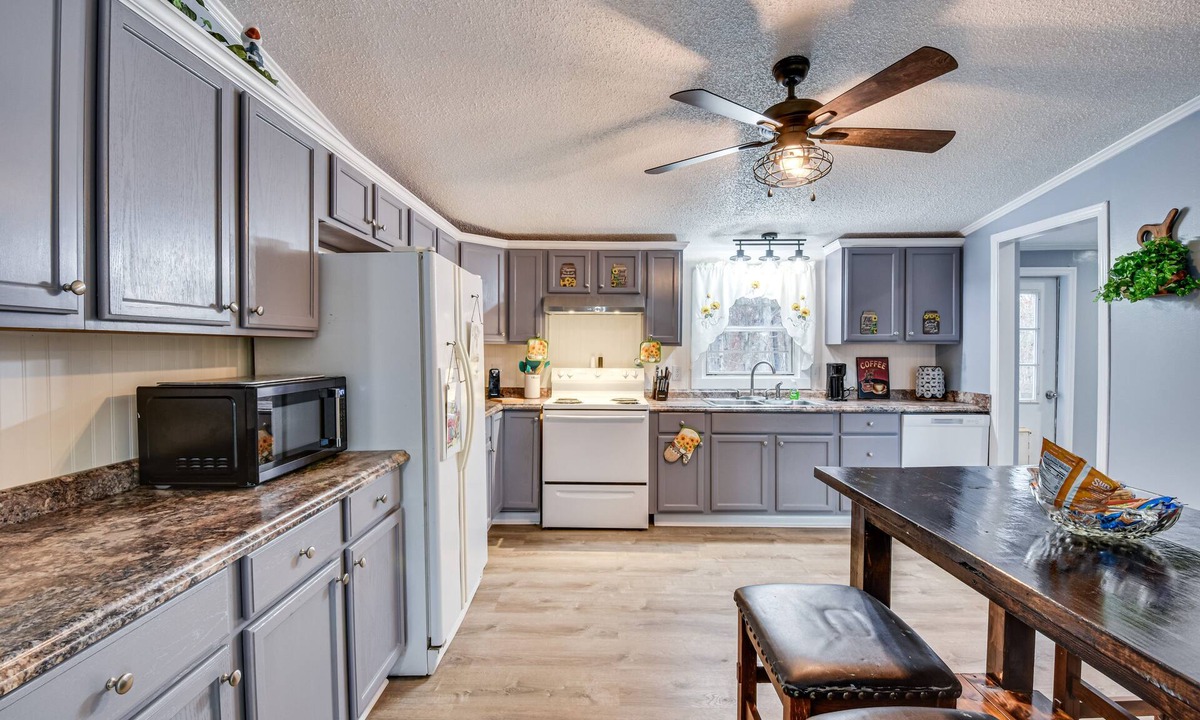 Six Mile House | Peaceful Six Mile Vacation Home w/Fire Pit