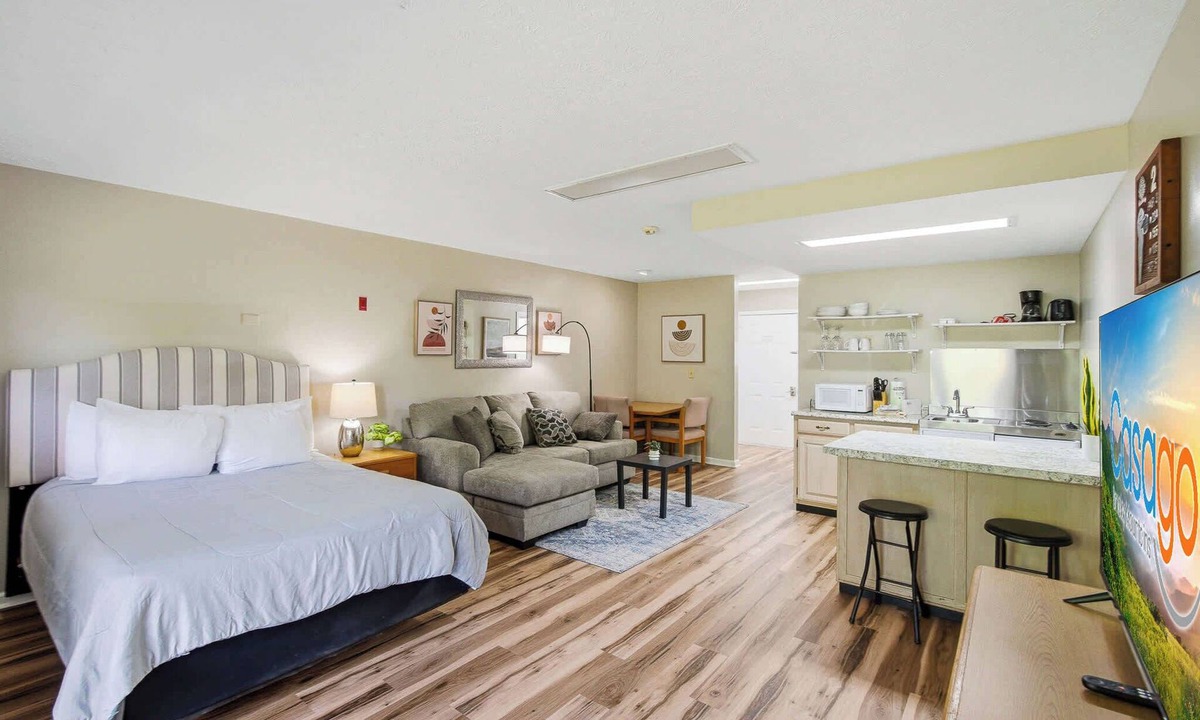 Baneberry Apartment | Peaceful Studio, Sleeps 2, Gym, Near Douglas Lake