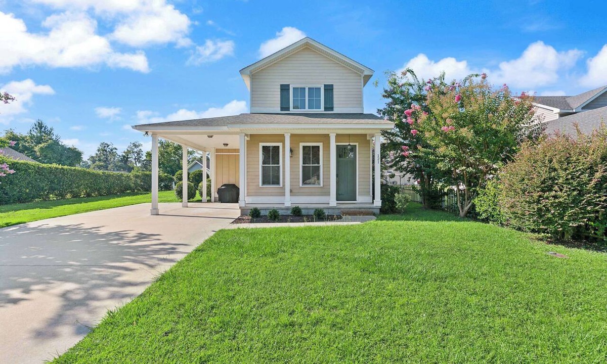 Brunswick House | Pecan Pointe Cottage - Pet Friendly