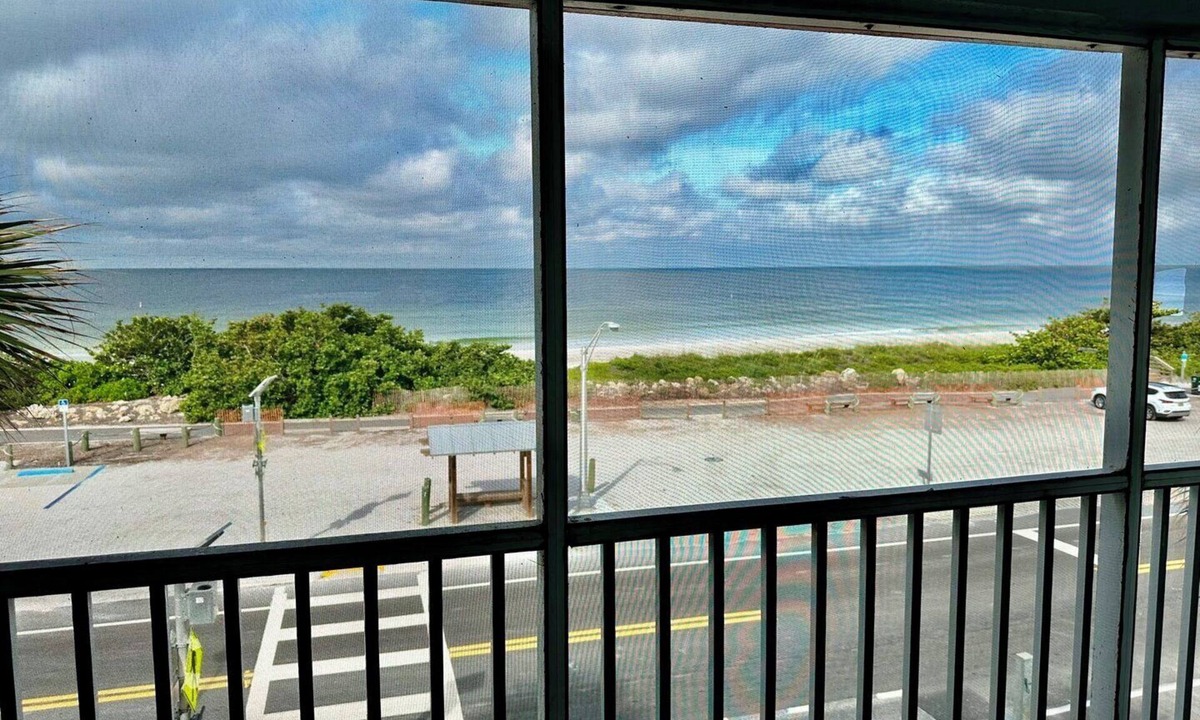 Bradenton Beach Condo | Pelican Cove 5 - Anna Maria Island - Condo 2 Bedroom/2 Bath beach side,.