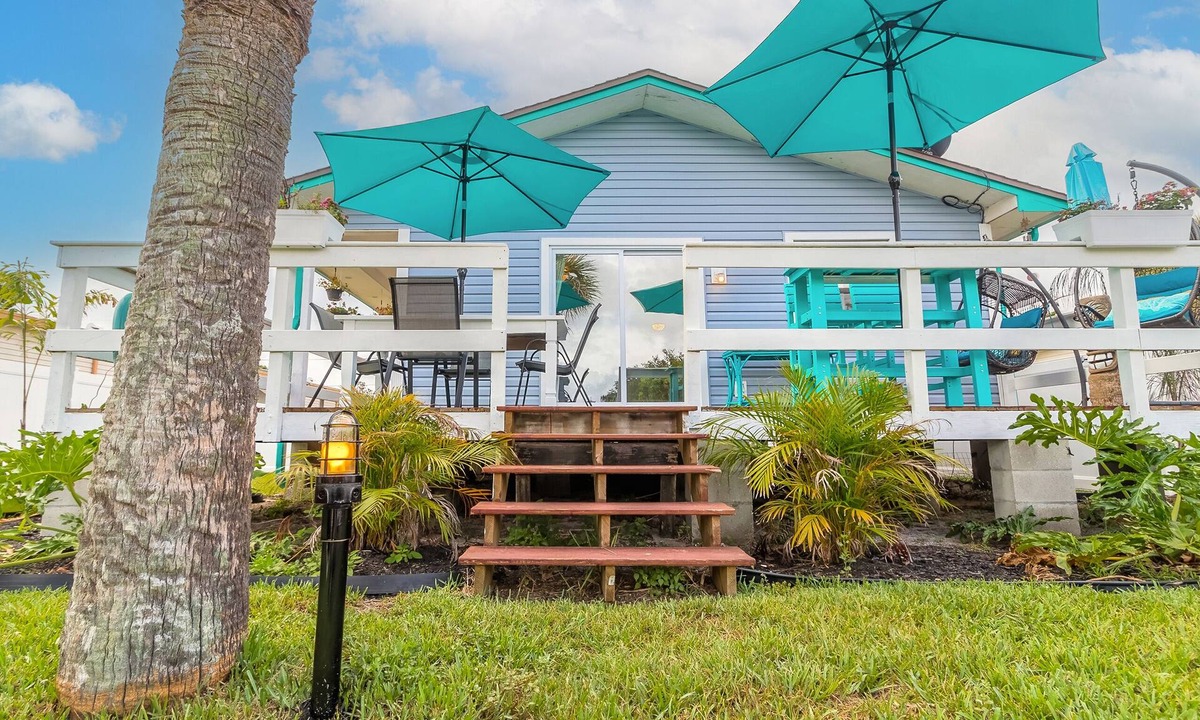 South Waterfront Park House | Pelican's Canal House- Bring your Boat and Dog!