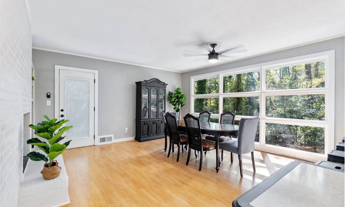 Athens House | Perfect 5BR By Campus | Game Room + 2 Kitchens