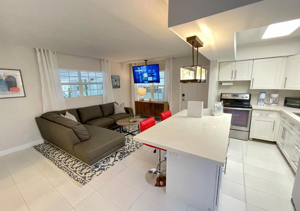 Lauderdale Beach Apartment | Perfect Beach Escape - Walk to Fort Lauderdale Beach