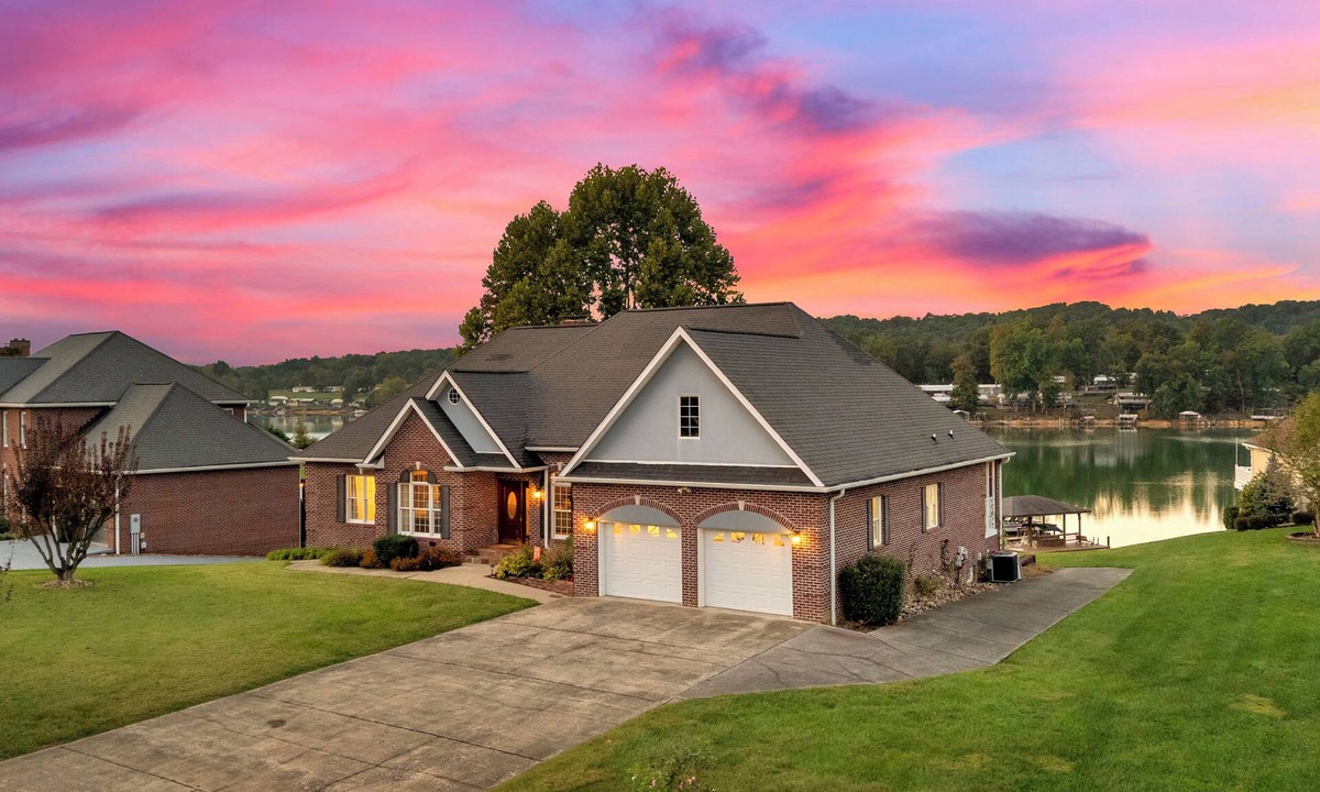 Piney Flats House | Perfect Family Getaway - 6-Bedroom Boone Lakefront Home with Game Room!