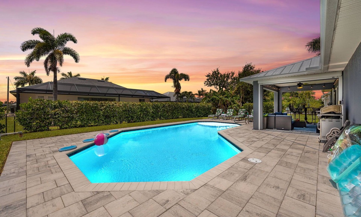 Pelican House | Perfect Getaway, Anytime of Year, Sunny, Clean, Spacious & Ideally Located!