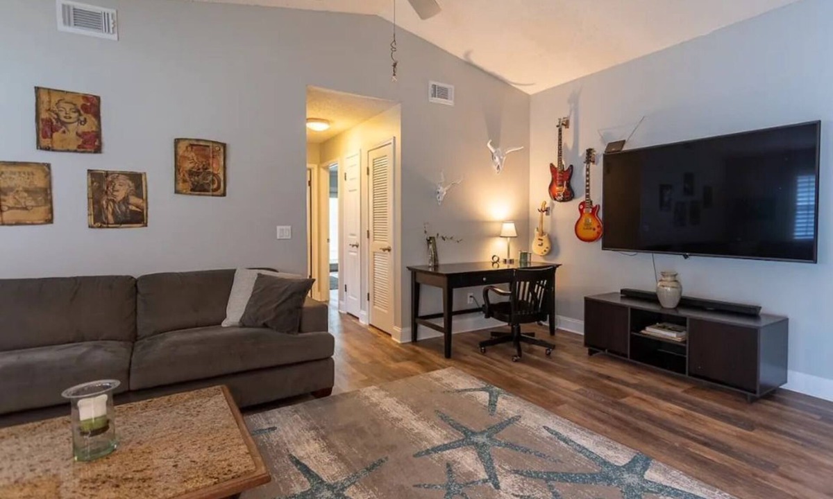 Jacksonville Beach House | Perfect Jax beach home min to ocean & restaurants!