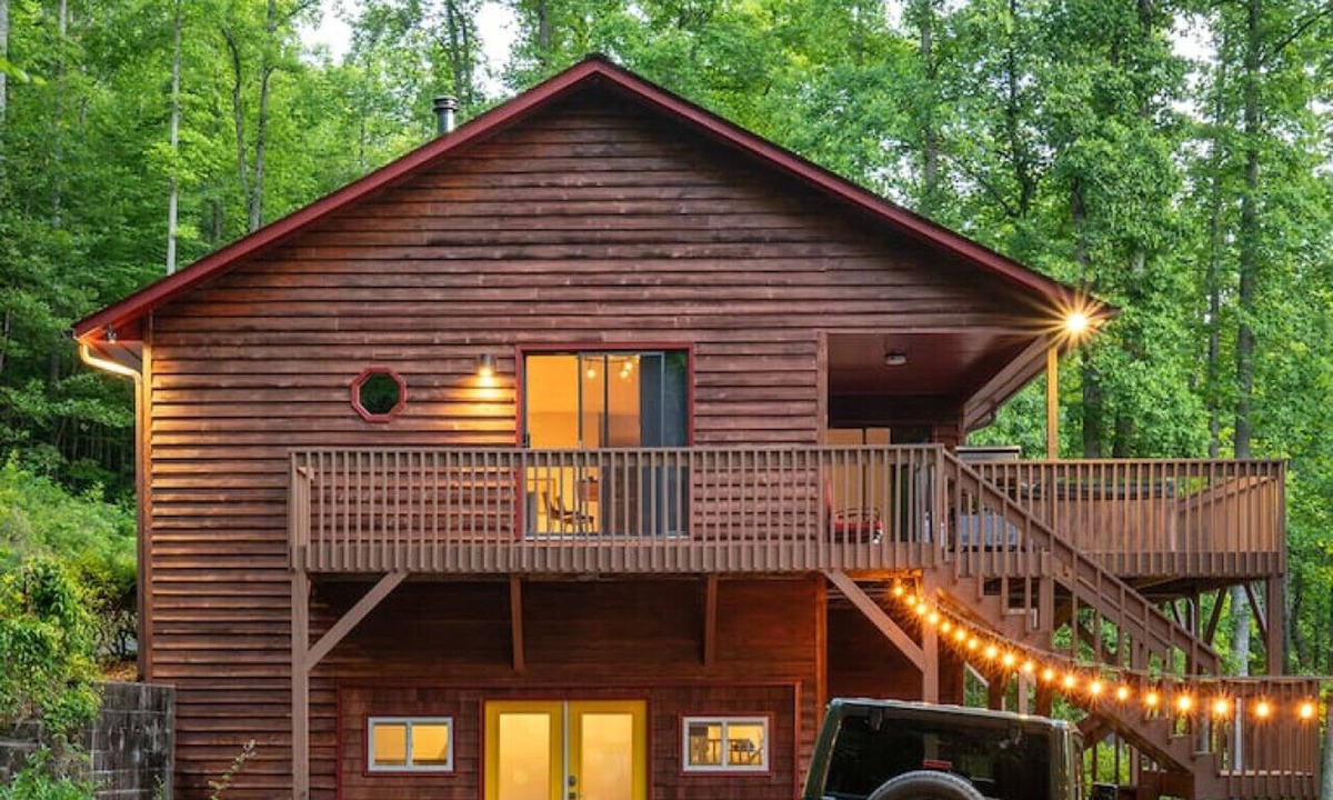 Gerton House | Perfect Luxe Retreat w/ Hot Tub