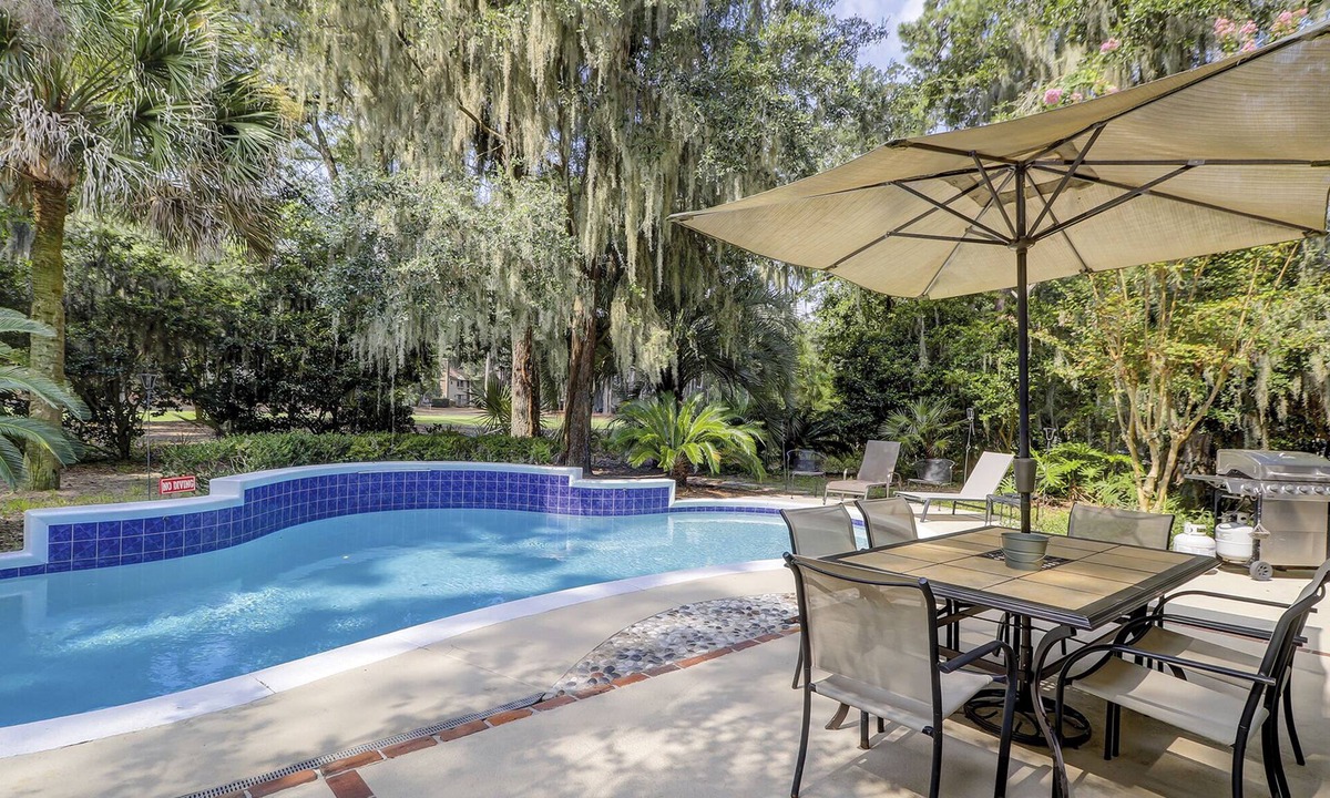 Shipyard Plantation House | Pet and Friendly Shipyard Home with 5 Beds/3.5 Baths Firepit and Private Pool