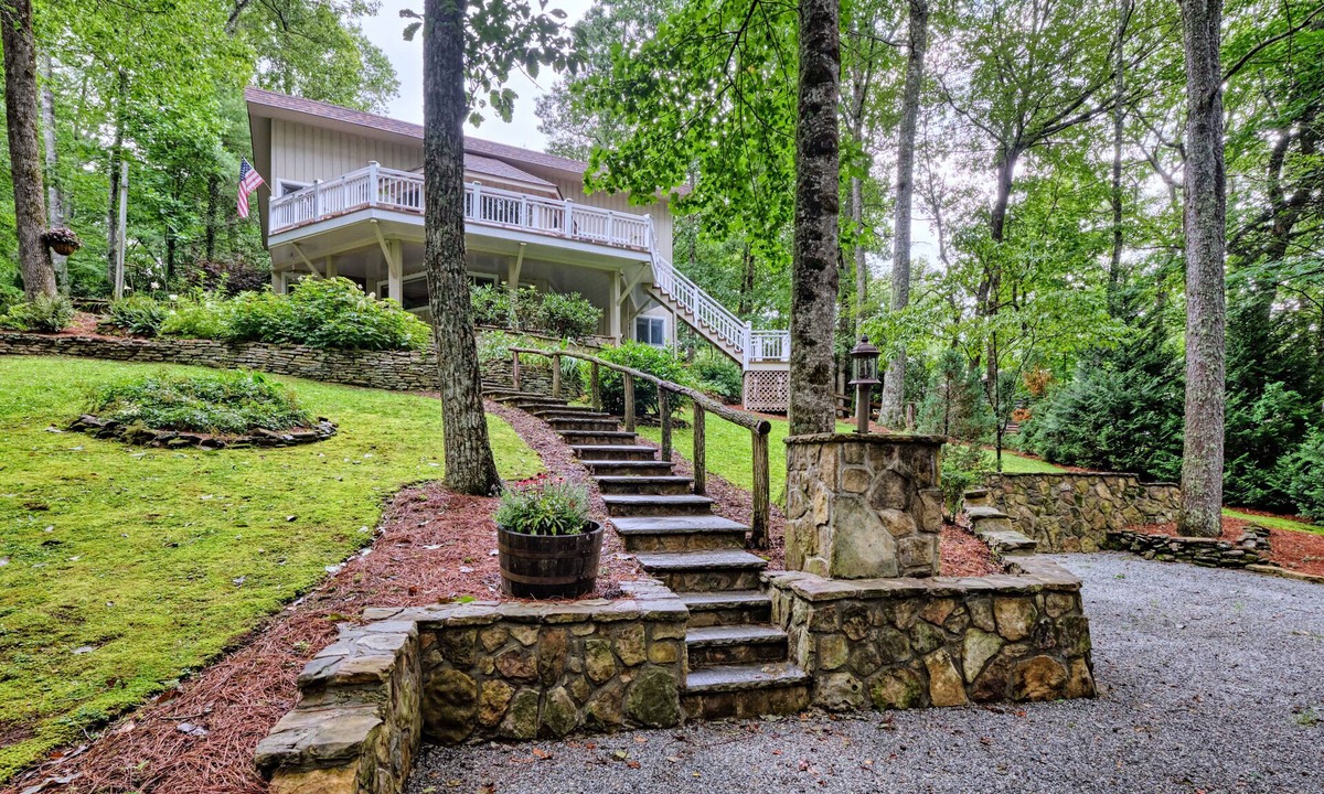 Mirror Lake House | PET FRIENDLY: 3 mins to Highlands, 12 mins Cashiers.