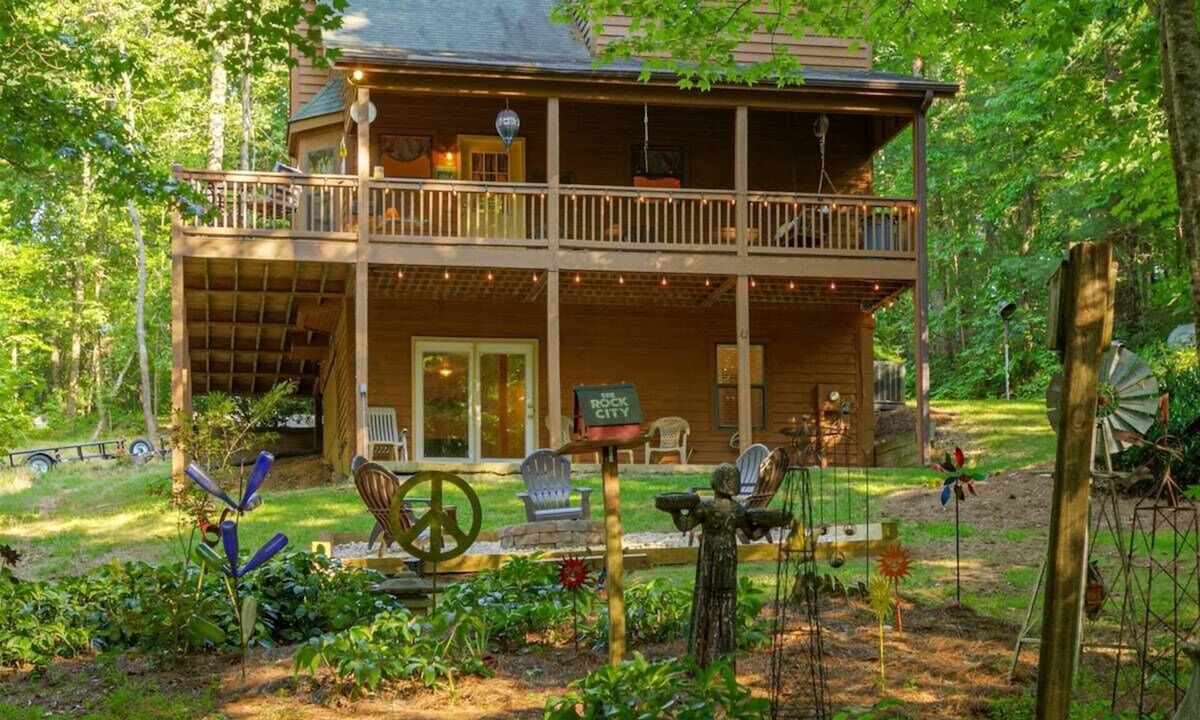 Cleveland House | Pet-friendly 3BR cabin near Helen, wineries, trails, and waterfalls Hiker's Paradise