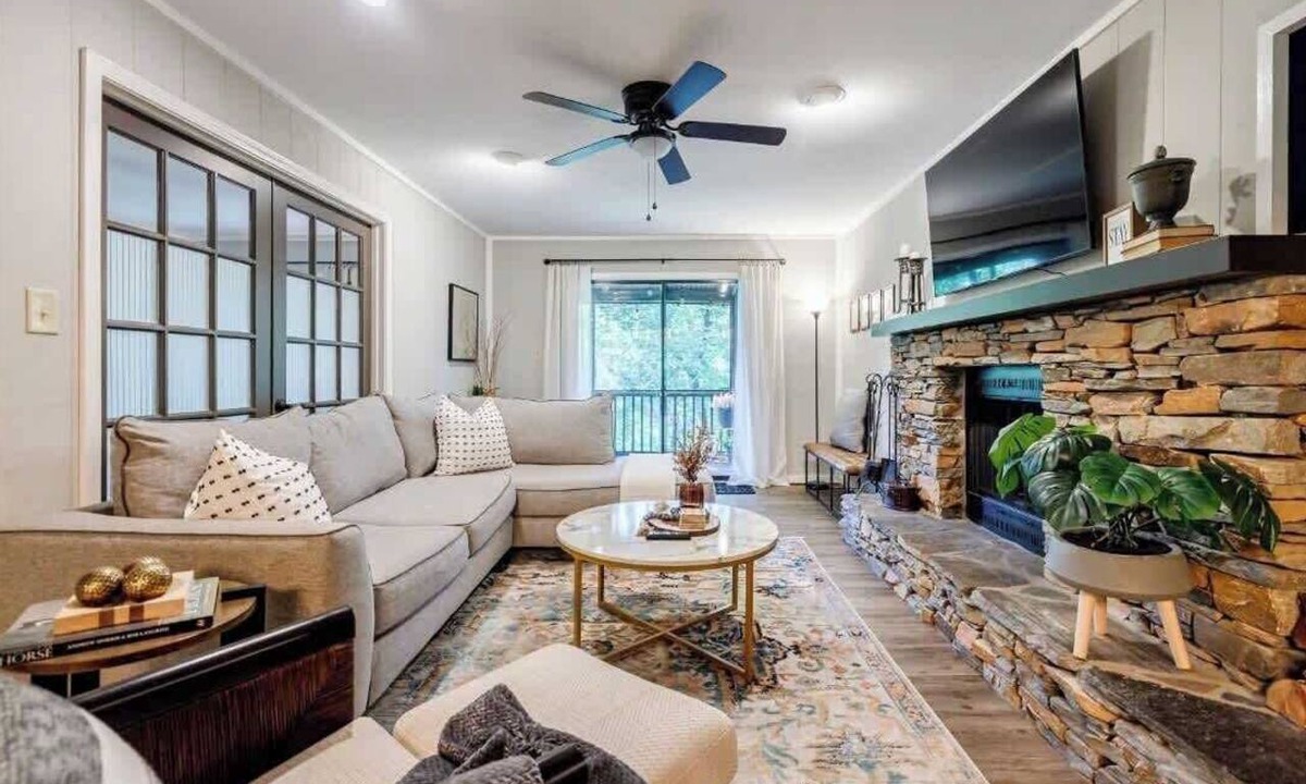 Big Canoe Condo | Pet Friendly Condo with Screened Deck & Fireplace