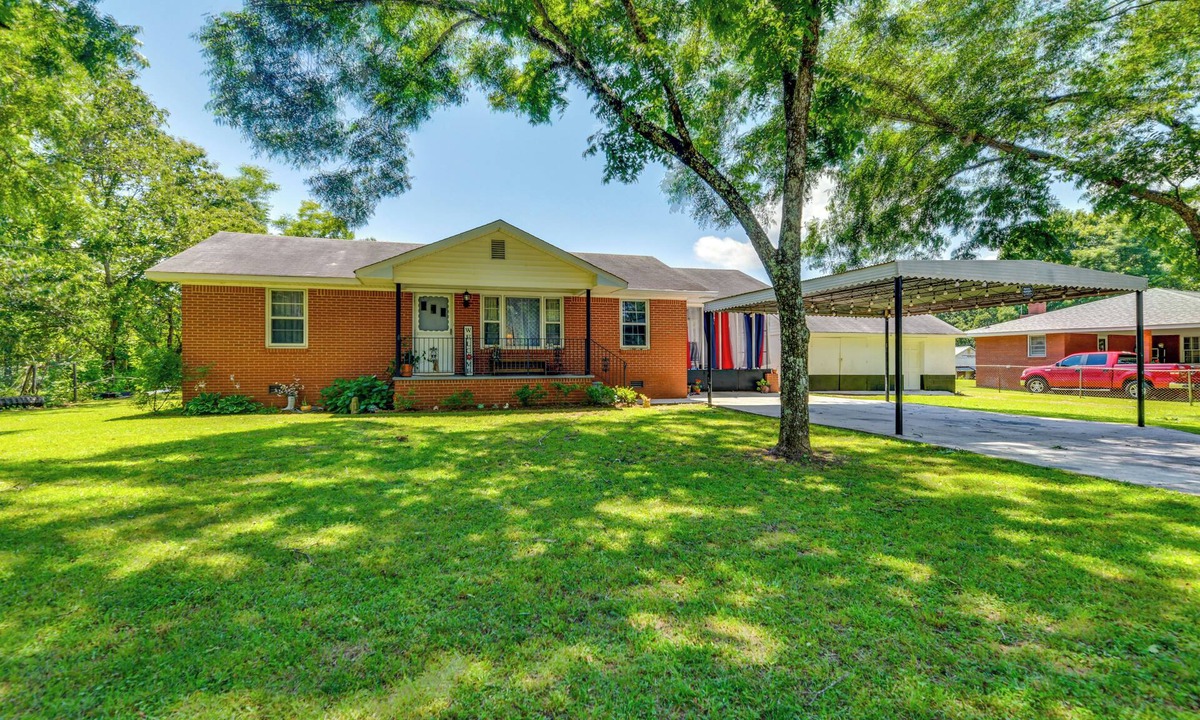 Douglasville House | Pet-Friendly Douglasville Home w/Screened Porch!