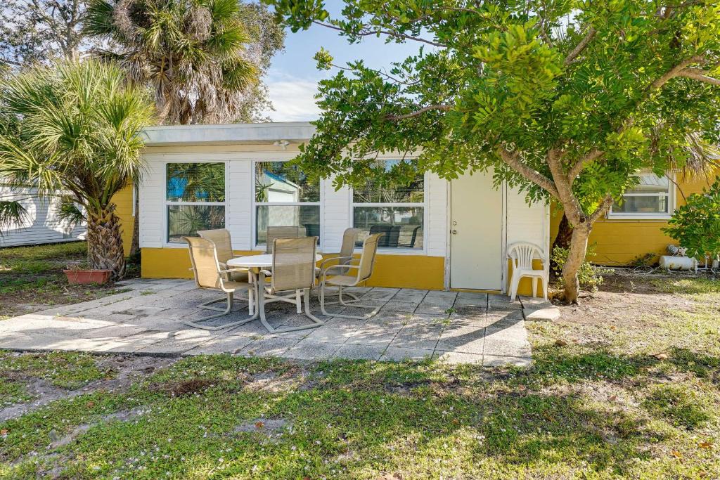 Englewood South House | Pet-Friendly Englewood Home - 4 Mi to Beach!