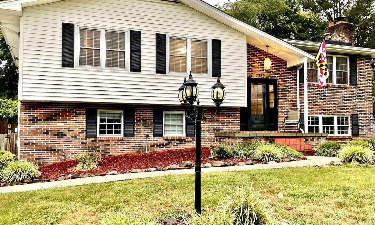 Karns House | Pet-Friendly Entire House with Hot Tub, Fenced Yard, 4 King Beds, Fast Wifi