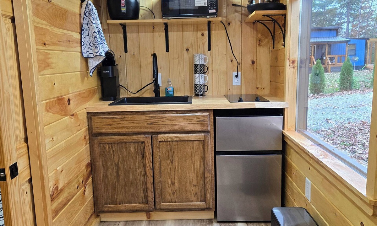 Sparta House | Pet friendly fenced yard, tiny home close to Fall Creek Falls