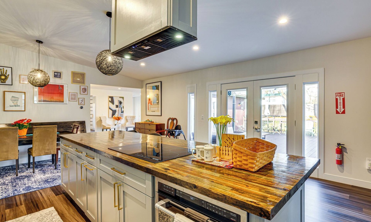 Cresco Cottage | Pet-friendly Group Getaway 12 Mi to Camelback Mtn!