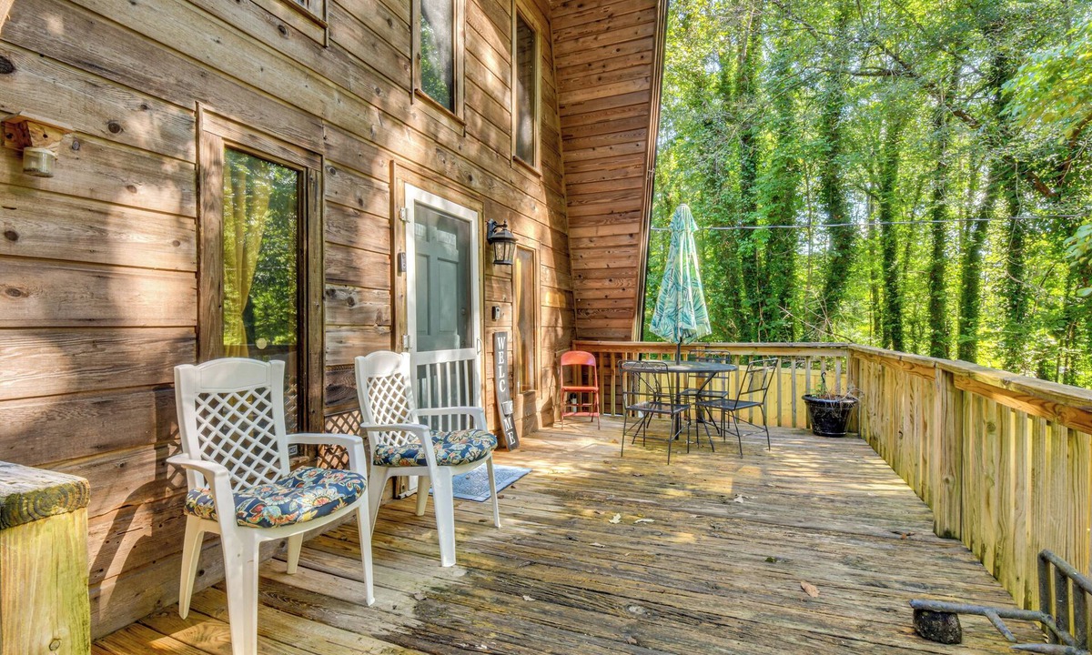 Gumlog Cabin | Pet-Friendly Lavonia Cabin, Walk to Lake Hartwell!