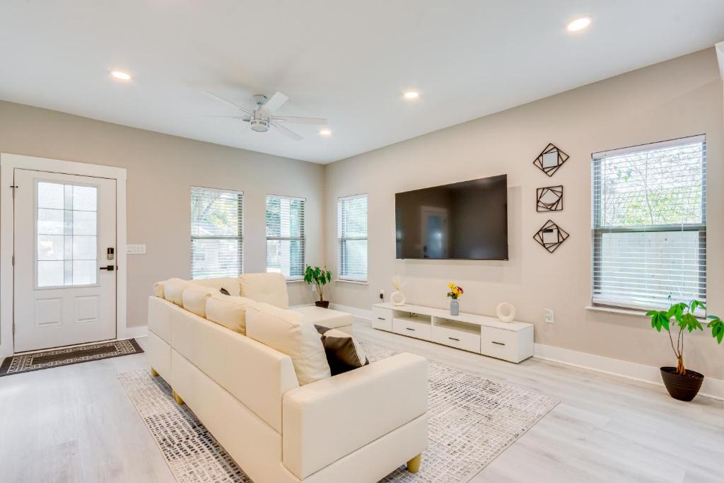 Ensley House | Pet-Friendly Pensacola Home Central Location