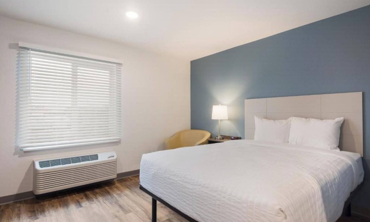 Newnan Hotel | Pet Friendly Queen Suite w/Kitchen, Gym & Laundry